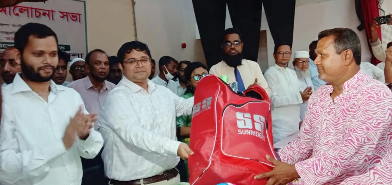 শিক্ষার্থীদের শারীরিক ও মানসিক বিকাশে নতুন উদ্যোগ তজুমদ্দিনে শিক্ষা প্রতিষ্ঠানে ক্রীড়া সামগ্রী বিতরণ 